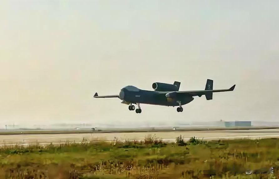 翱翔九天，我国大型“九天”无人机，完成首飞任务。

这款大型无人机，最大起飞16