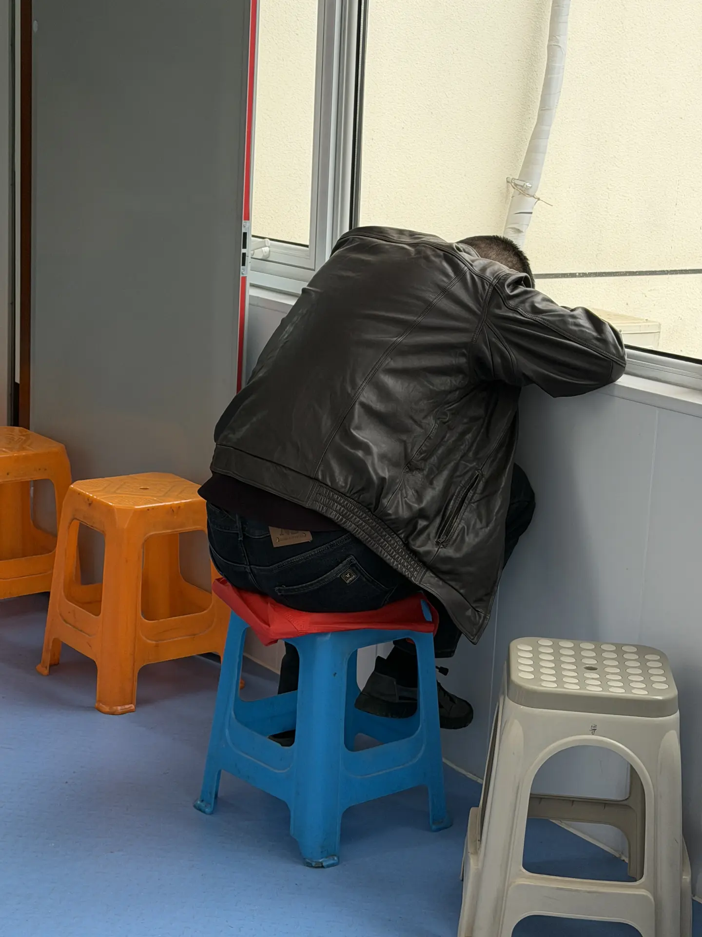 昨晚下班，诊室都清场了，我看见角落里还坐着位大哥。 他是从黑龙江赶过来...