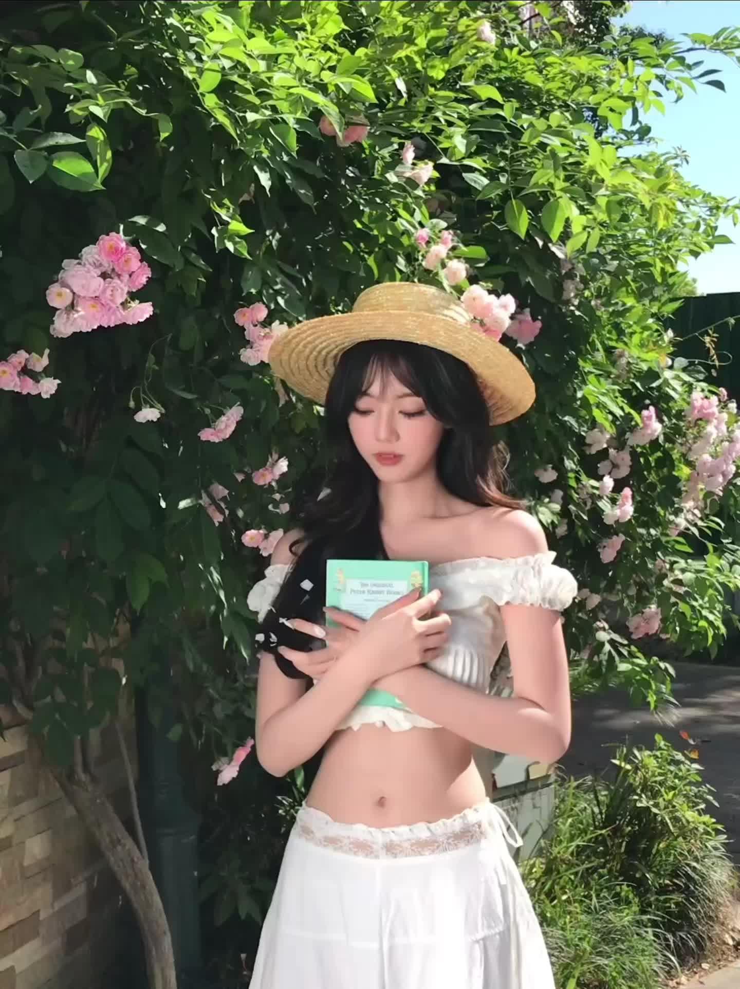 又是艳阳天☀️ 小区的蔷薇开啦，收获一整墙的浪漫呀💕