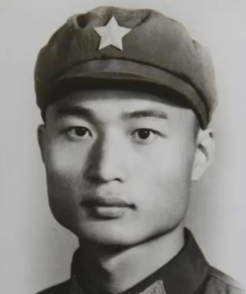 1951年，志愿军飞行员刘玉堤在返航途中，无意间发现，自己身下竟有一群黑压压的敌