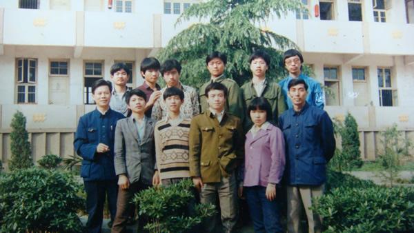 晒晒我的高中毕业合照 翻出这张汉川一中8905班干部合照，满满的回忆涌上心头。想