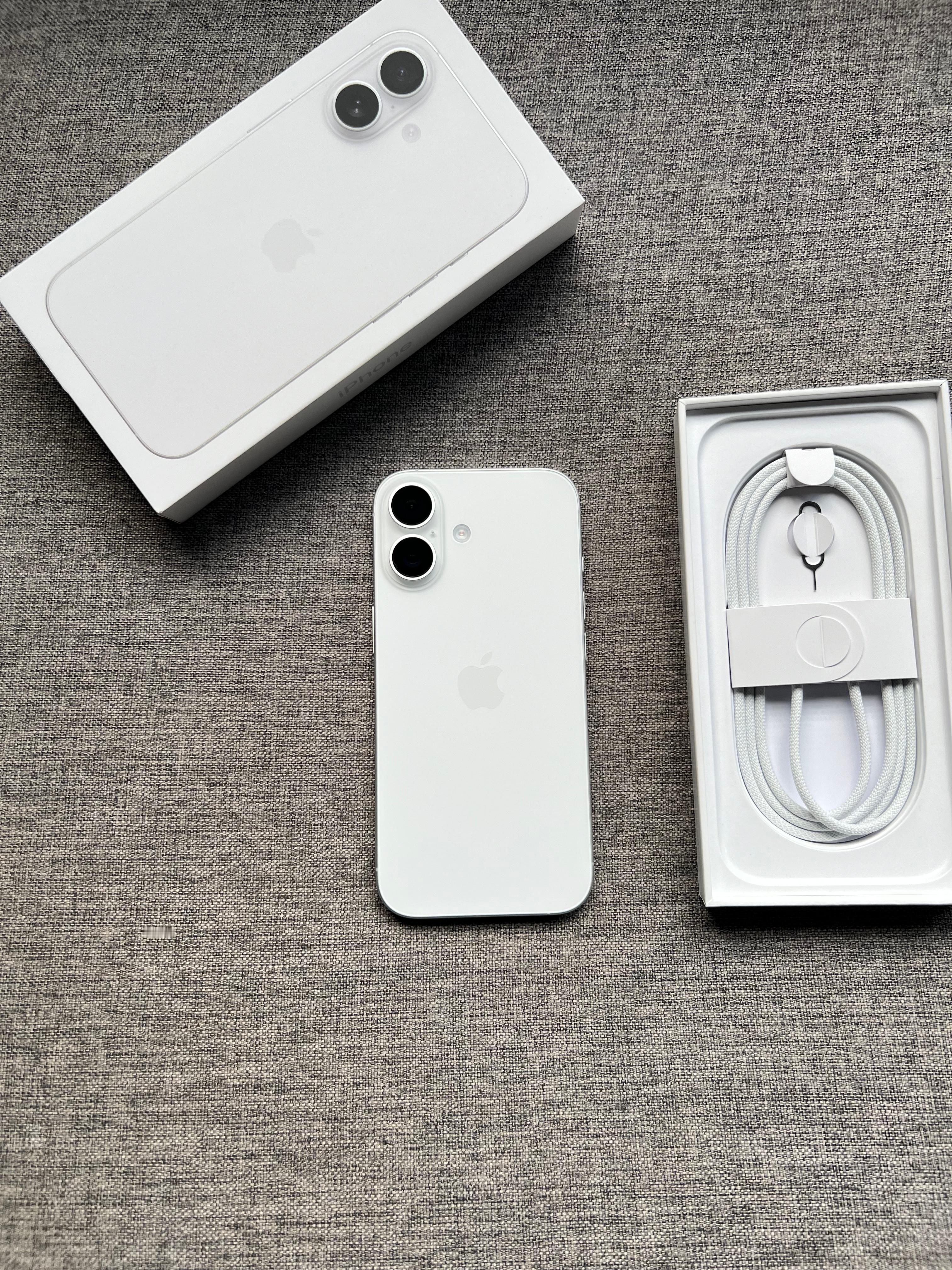 国行iPhone17 256G 白色，仅使用十来天，成色完美全套，电池循环12次