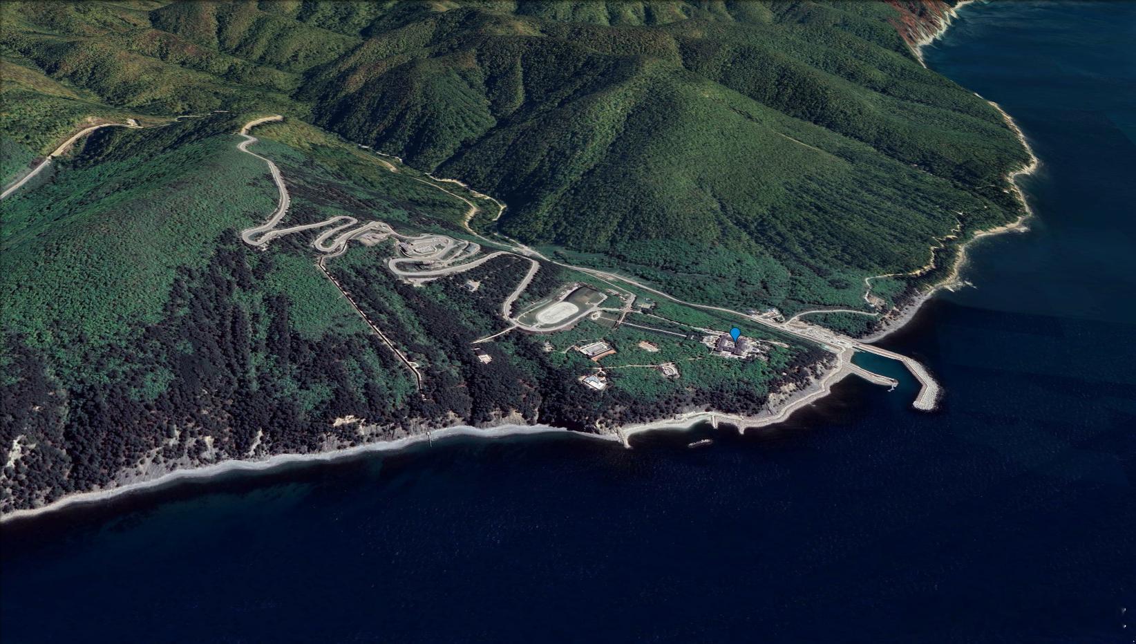 网传这是普京在黑海的大别墅，坐标： 44°25'9.00"北， 38°12'18