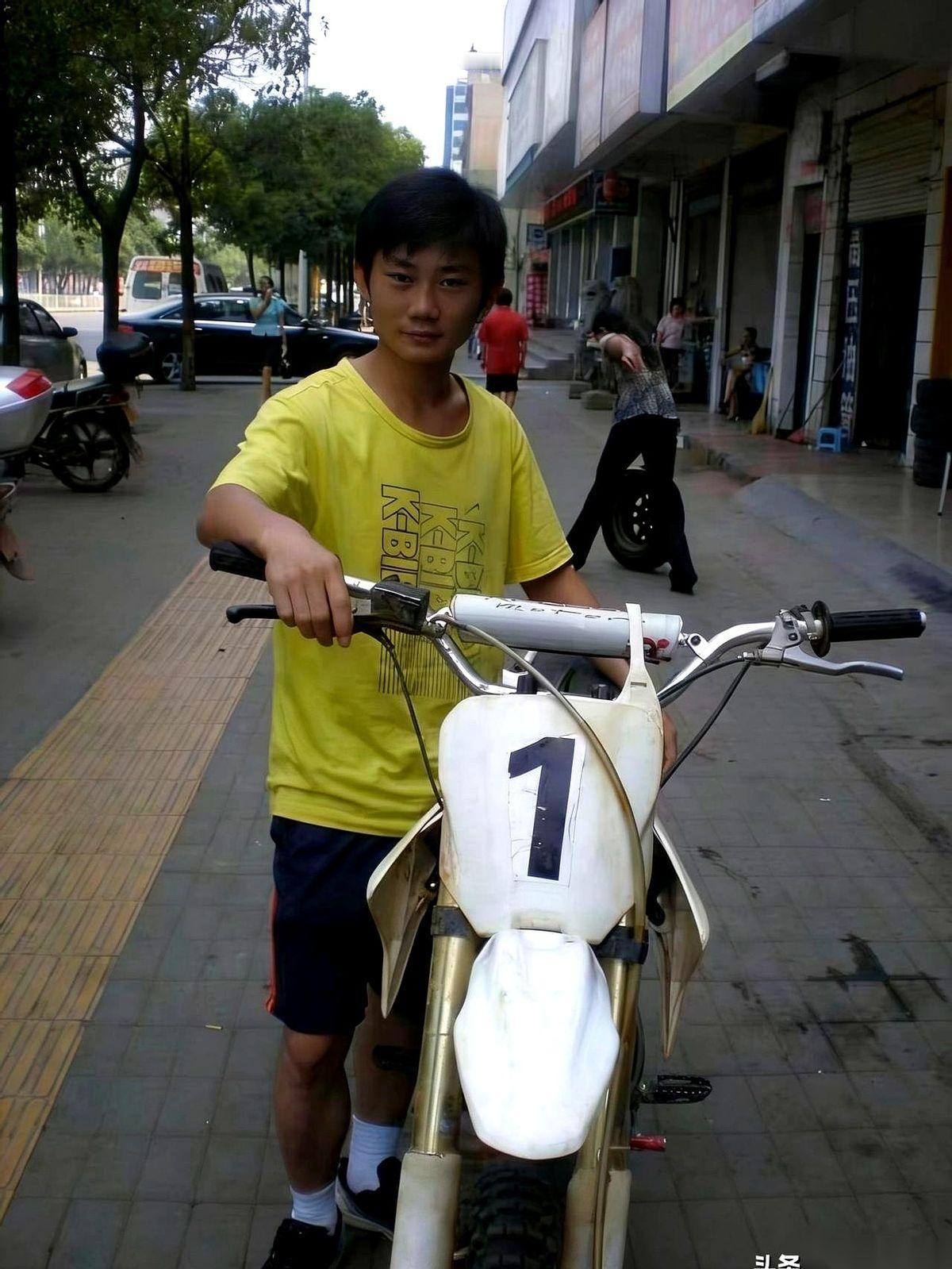 2009年，桂林越野摩托车场地赛。
一个叫张雪的22岁小伙，没团队，没赞助，骑着