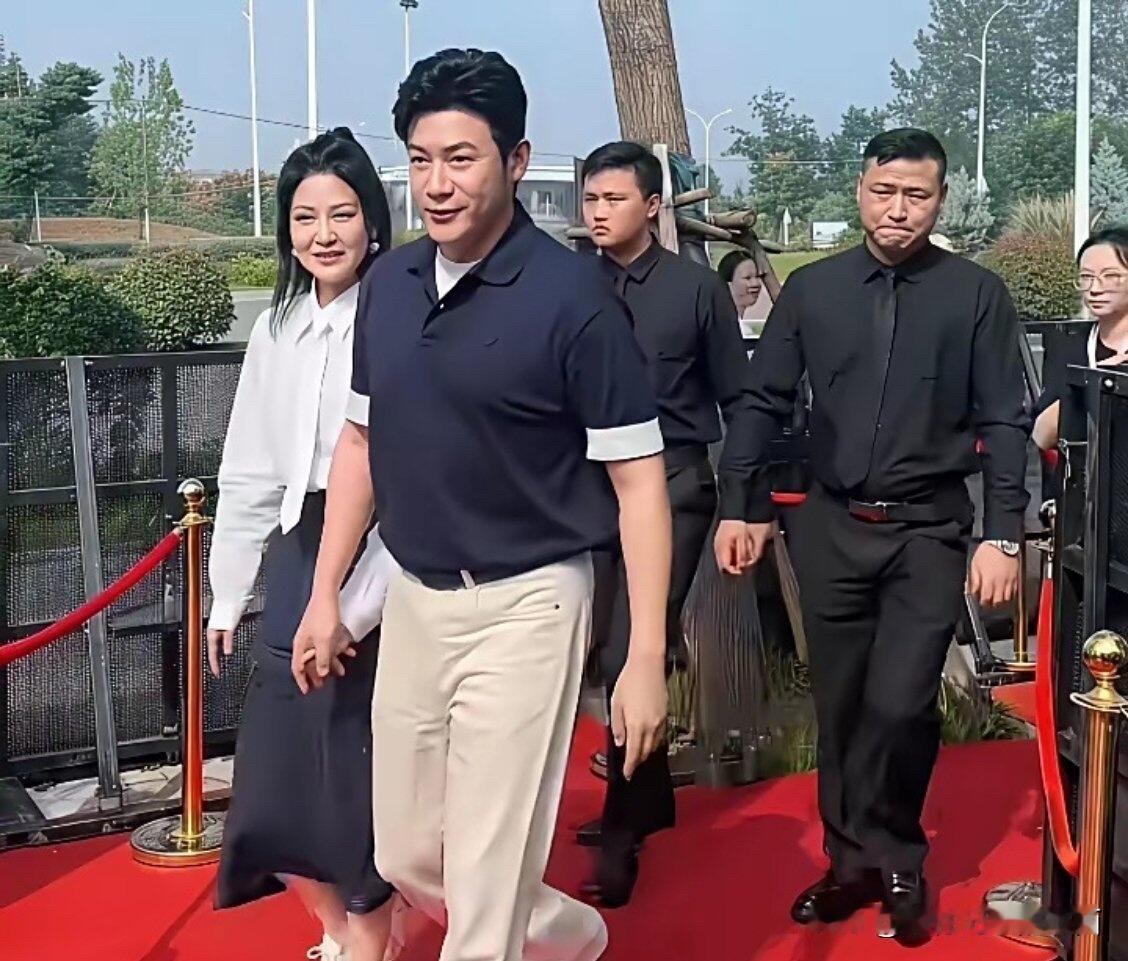 那么出名的一对明星夫妻，怎么也到这种小地方来参加活动。不过他们打扮的很低调，一点