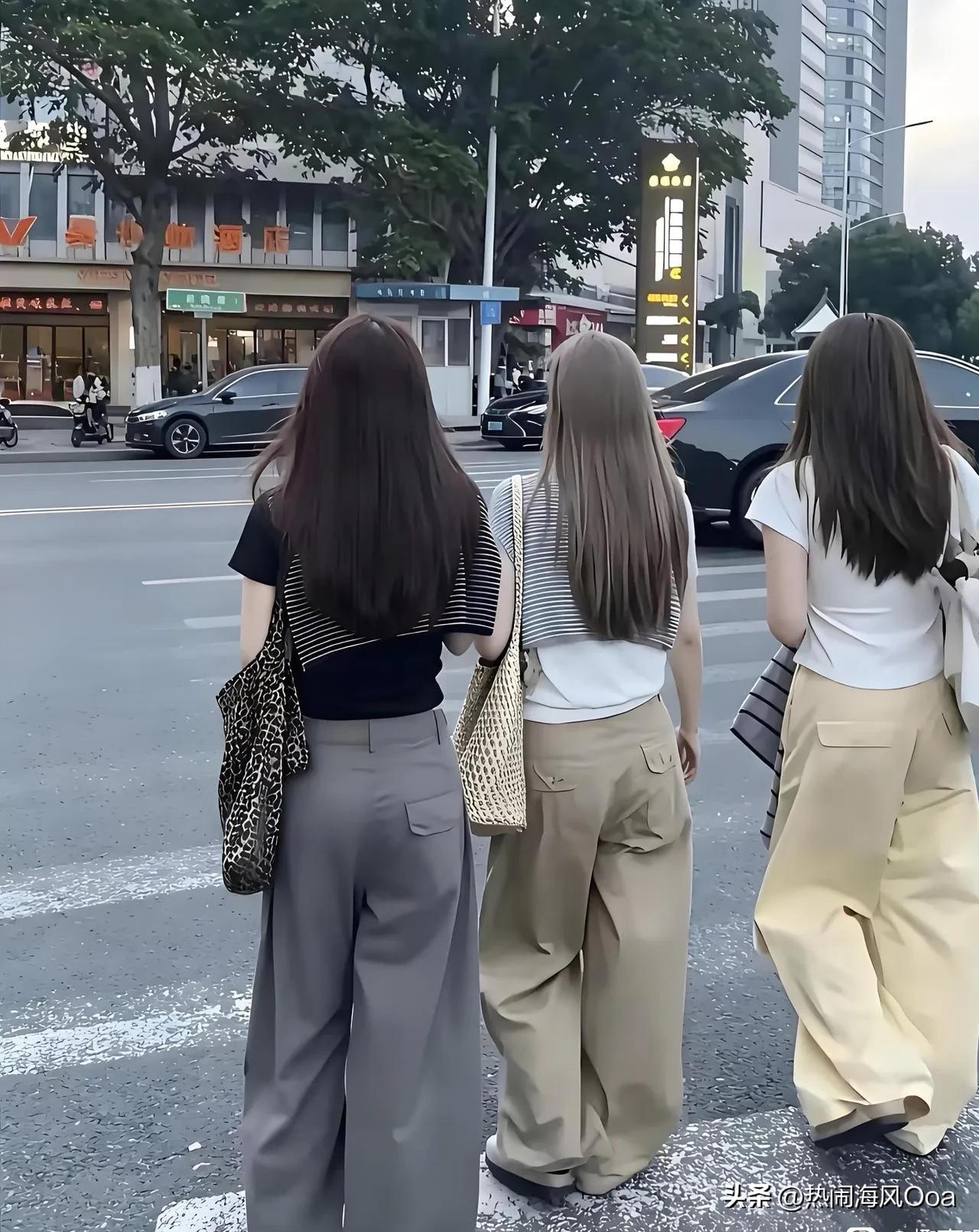 突然感觉，女装真的完蛋了！

看看今年秋天，满大街的大姑娘，小媳妇儿的都穿这种宽