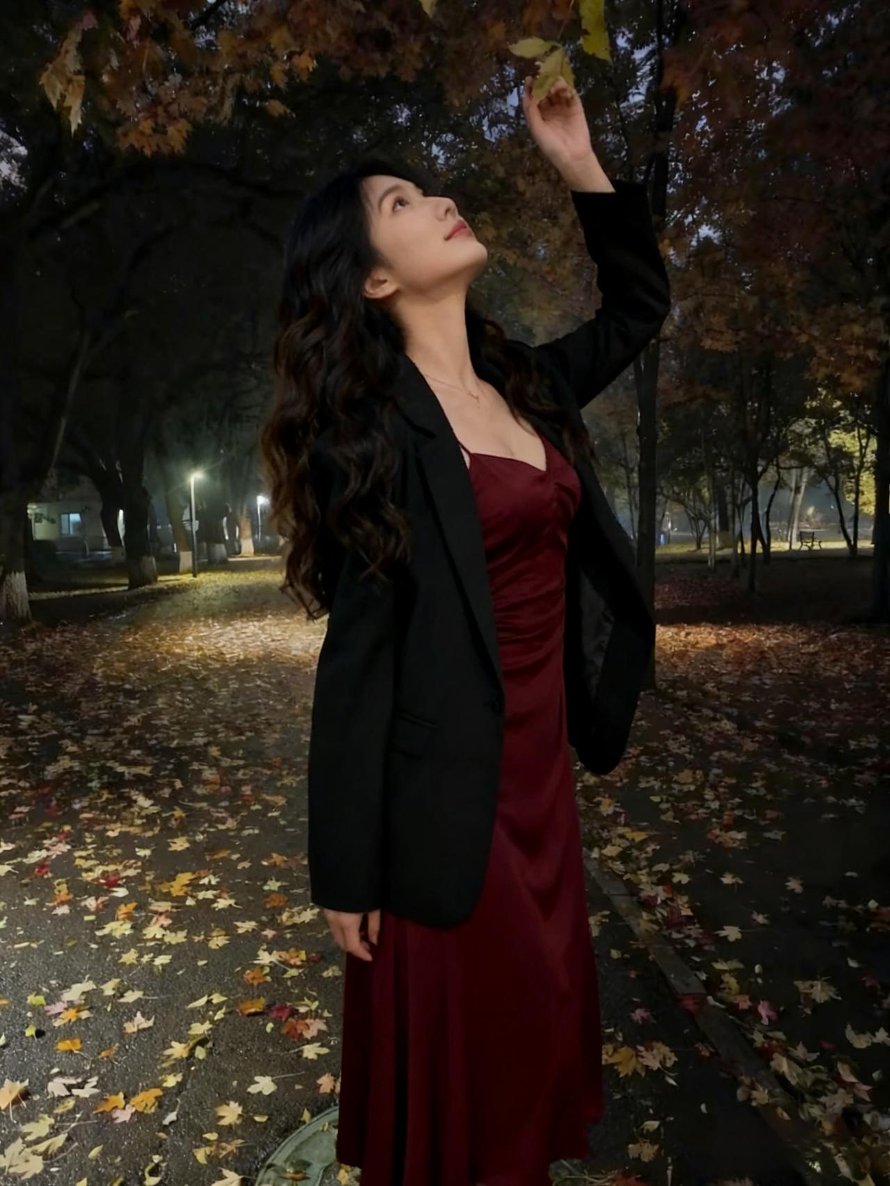 林深灯影细，叶落晚风柔。
素手拈星子，清光绕玉楼。