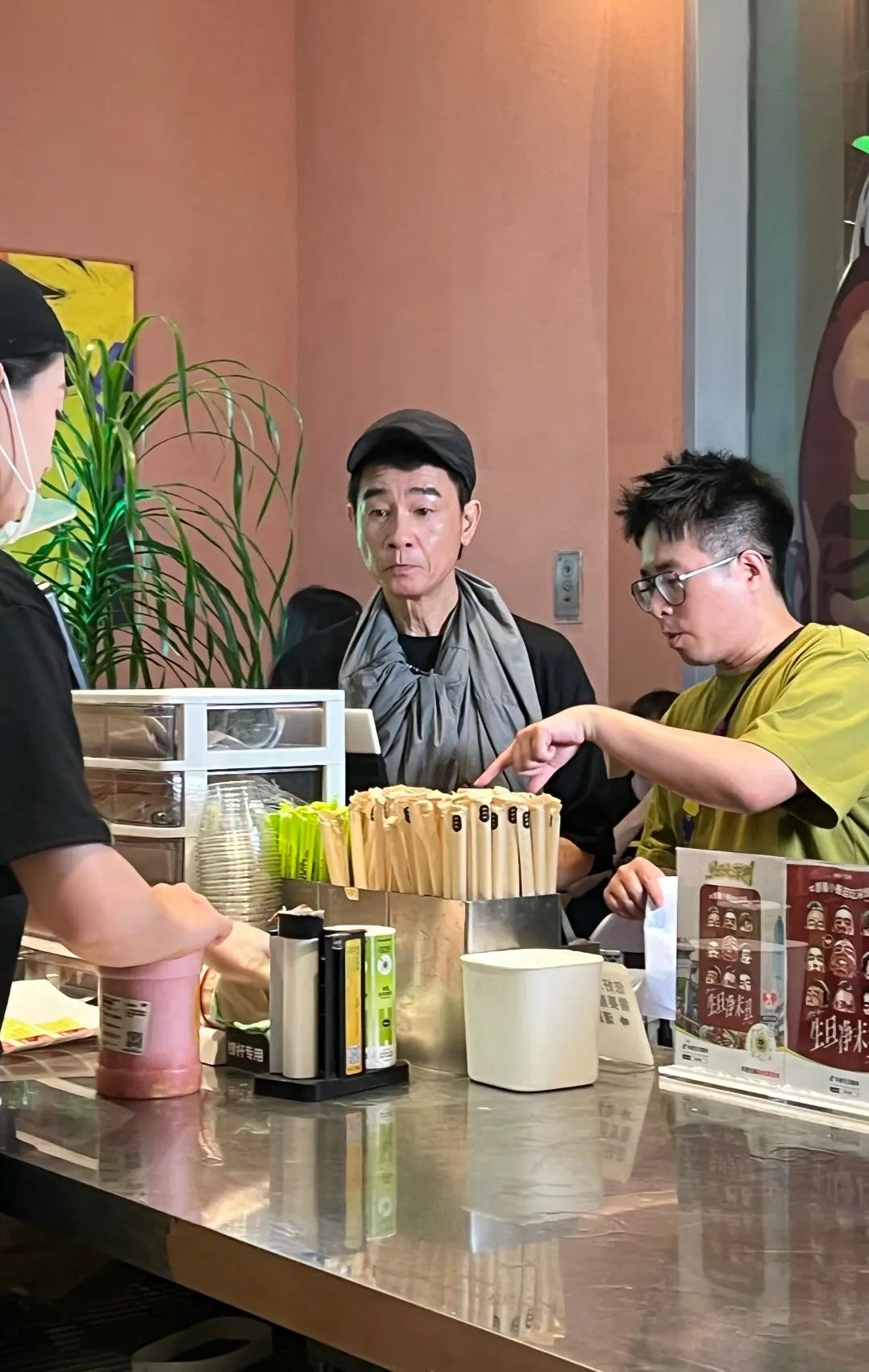 深圳一家线下店偶遇到陈小春了
他即将有一场演唱会
这是提前过来了呀
第一眼都快认