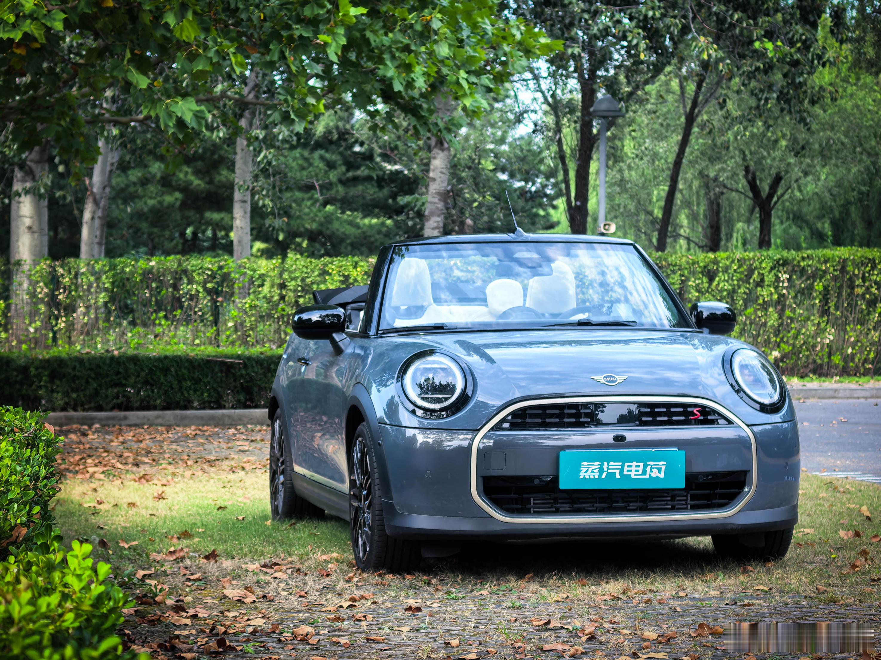 时隔好几年，重新开了几天MINI，还是Cooper S，还是个敞篷。“车坐不开”