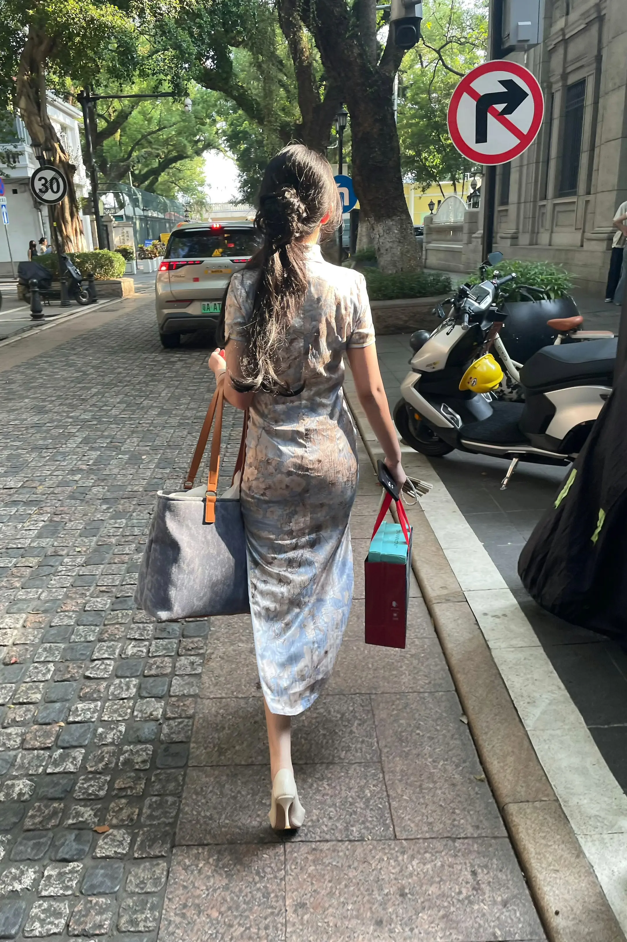 像转瞬即逝的烟花，只停在绽放那一刹那。