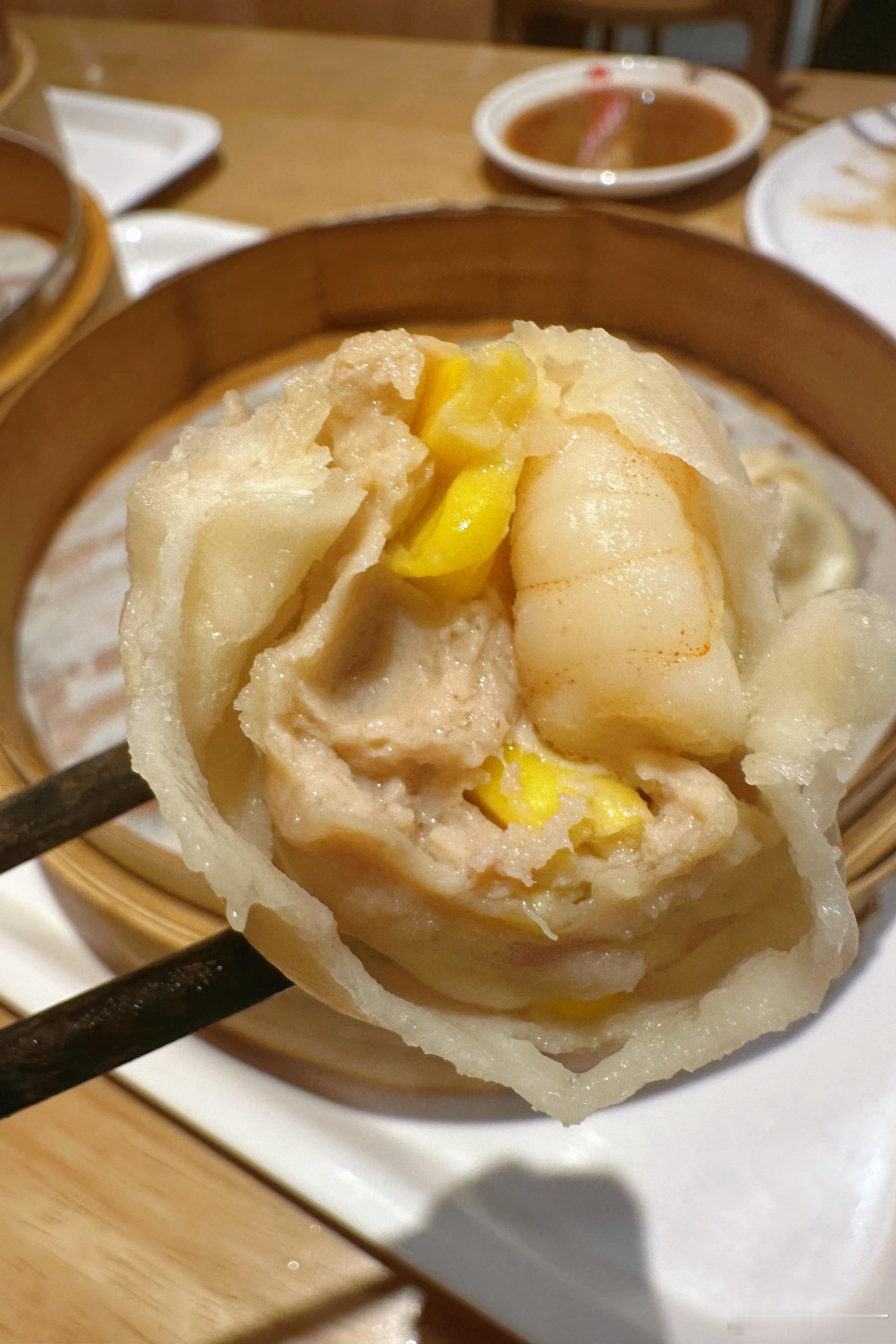 今天的云真好看啊。周五例行不做饭，吃个简单的灌浆包。传统灌浆包售罄，就点了三屉别