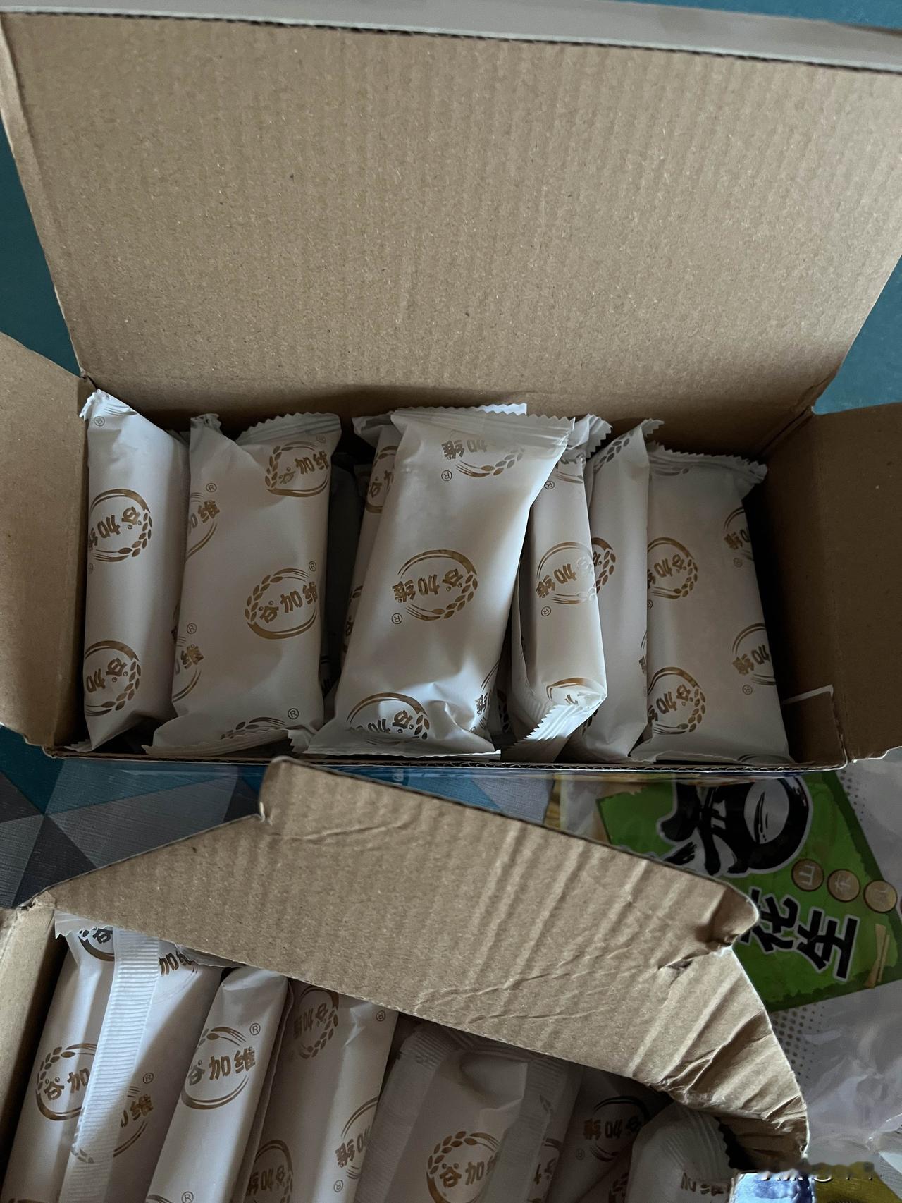 今天我就较真啦！

在多多买了两箱燕麦饼，朋友介绍我买的，说这个燕麦饼吃了不爱饿