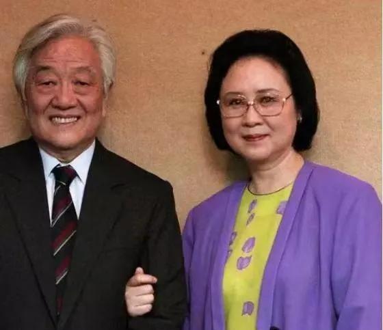 2017年，平鑫涛患上了失智症，要插鼻胃管延续生命，妻子琼瑶坚决反对，她说：他将