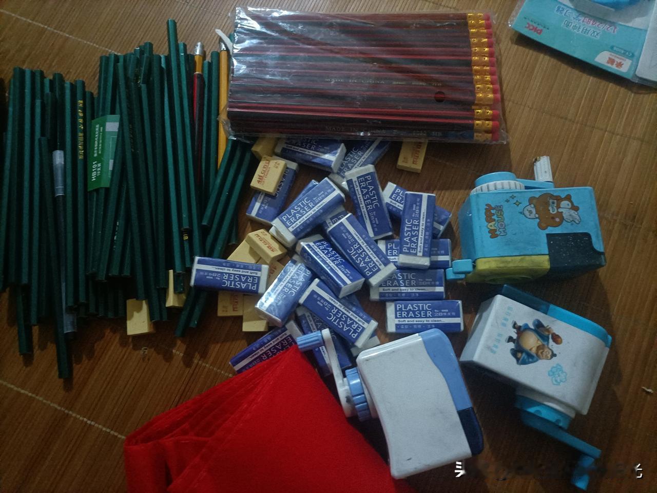 这几天我都是围着两个外孙转，大外孙上学还算顺利，小外孙又让我闹心，他不肯去上学，