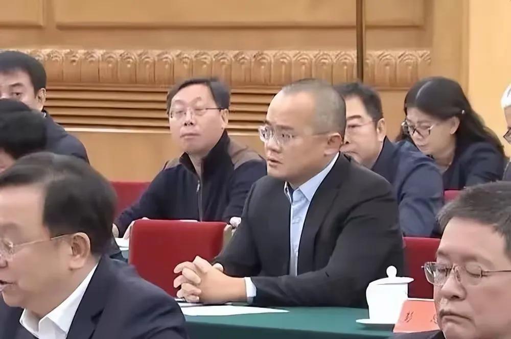 美团创始人王兴也来参加会议了，咋京东刘强东没来呢？东哥的那点事，应该不算什么呀。