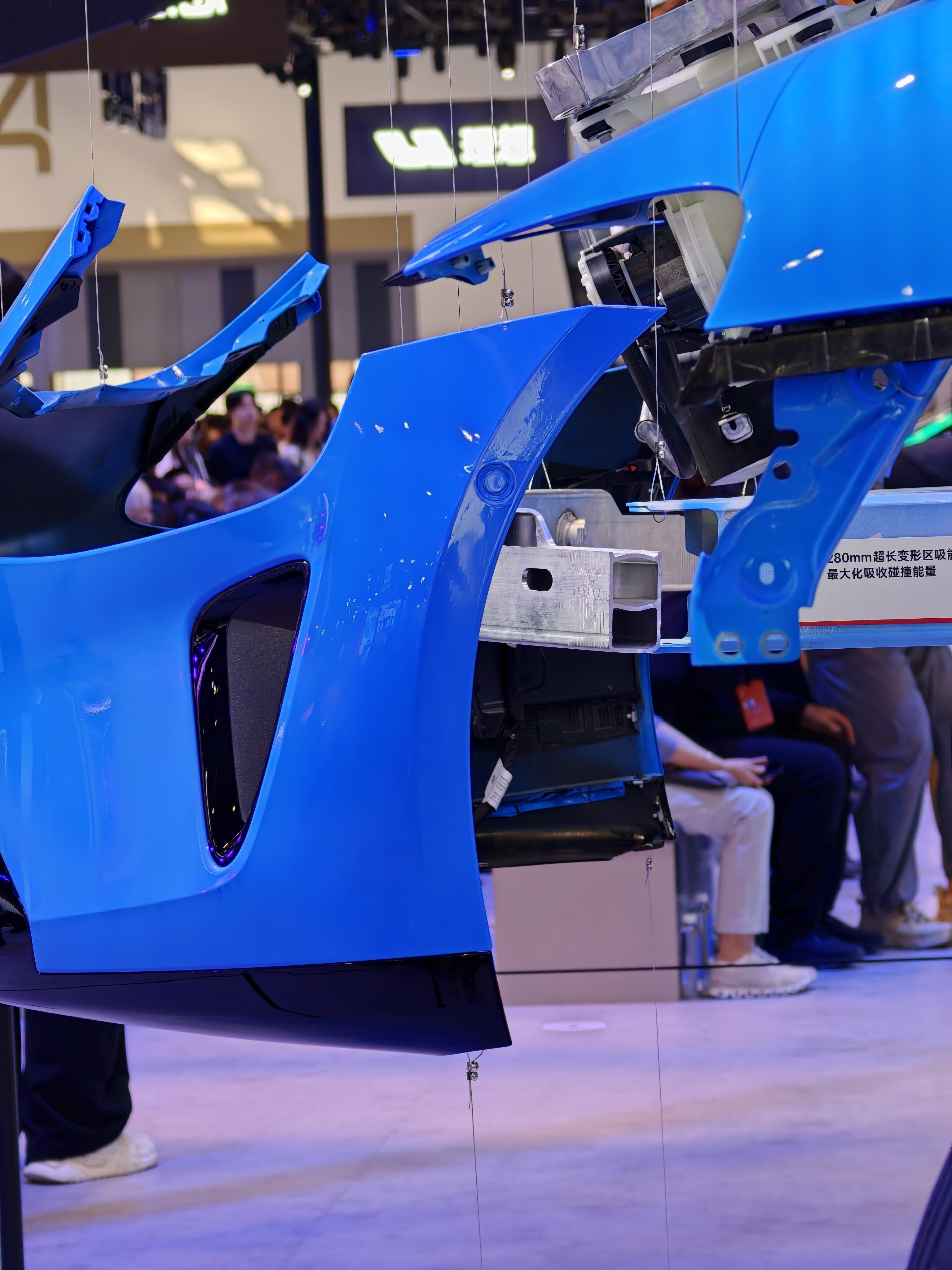 北京车展，小米的展台得来啊，对自己的车型还挺自信的，全拆开给大家看了，看看这个防