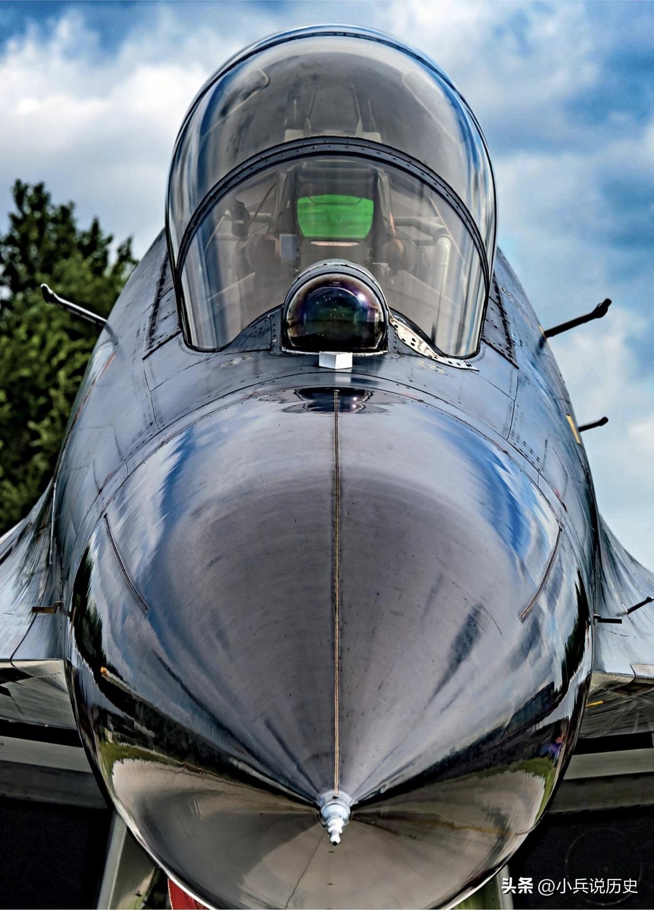 鹰视天下
2016年11月11日空军节，吉林长春空军开放日活动中，国产歼11战机