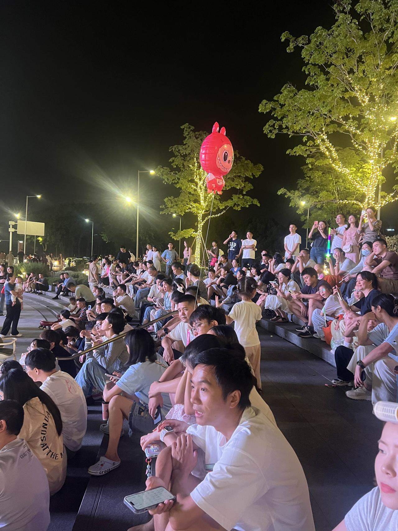 重庆中央公园光环花园城晚上好热闹，小广场的游里音乐会人气十足，围满了观众