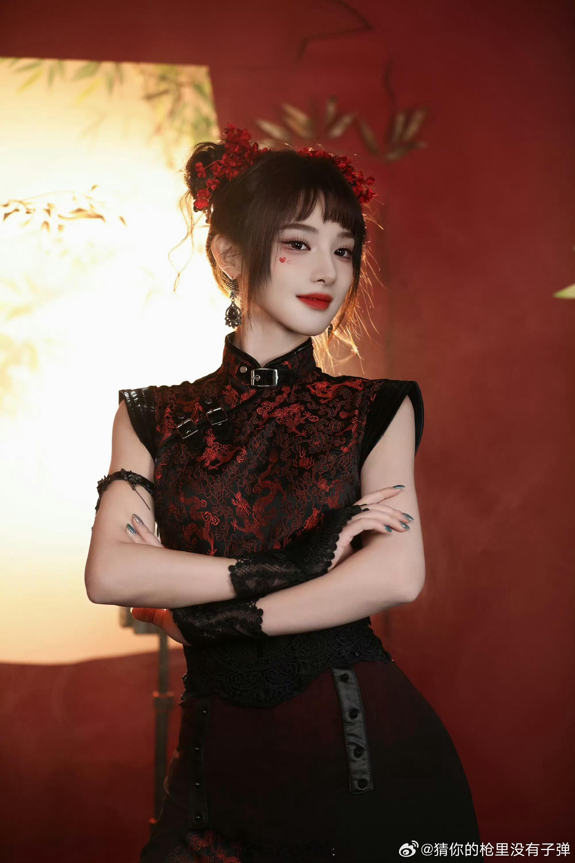 彭小苒谁家福娃跑出来了 谁懂啊！彭小苒笑起来甜滋滋的，配上这造型，真像年画里蹦出