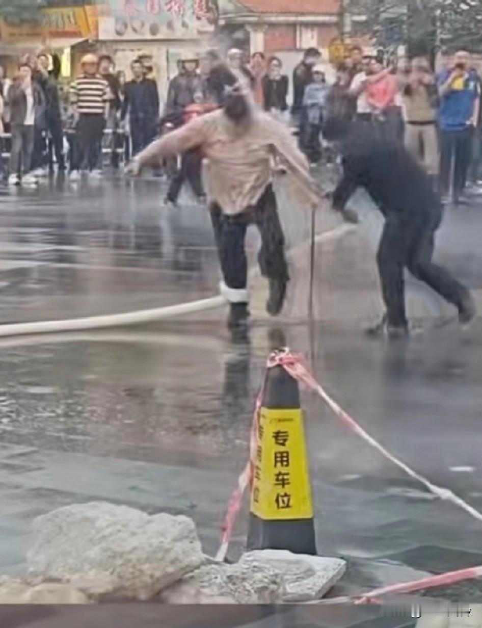 残疾人卖艺物业直接喷水驱赶拿，欺负残疾人过分了，跟最顶层的人较劲，饭都吃不上了怕