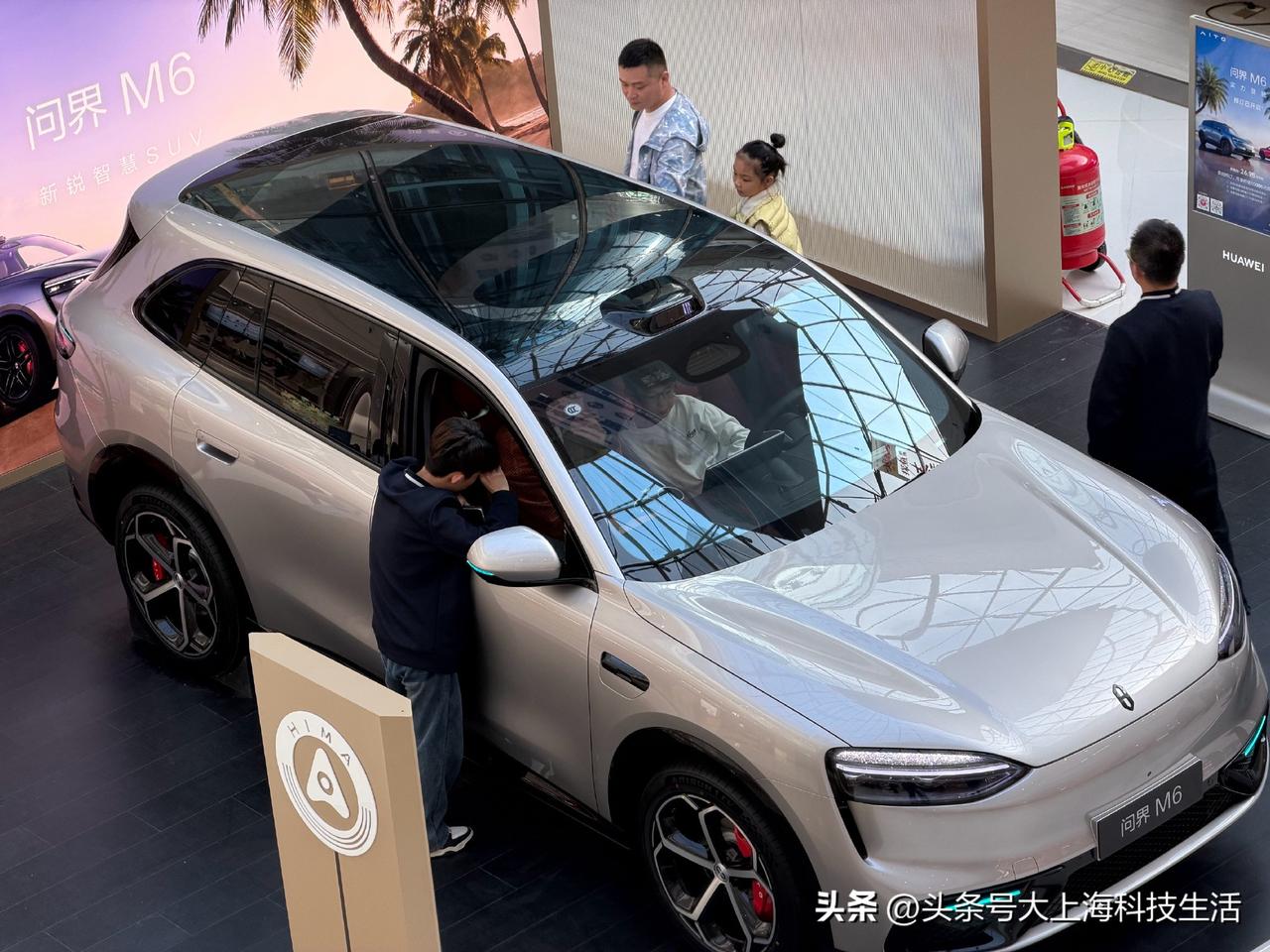 问界M6也上车体验了一圈，作为问界M5车主，空间大的让我很惊喜，五座空间体验很好