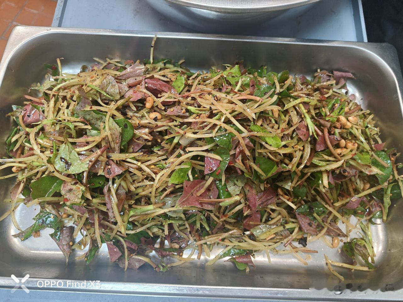 凉拌折耳根，那可是贵州特色美食里的“个性担当”！折耳根自带一股独特的腥气，有人爱