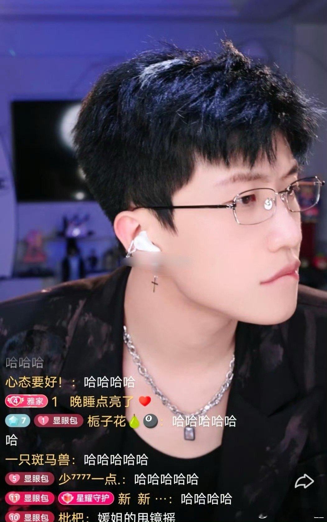 为什么还有人在纠结女的续不续签，女的本来是明年年底才到期，今年三月份刚签，才过一