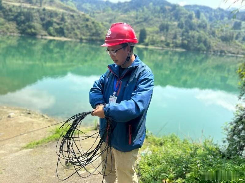 为恩施联通向冲疯狂点赞！风里雨里穿梭姜乡田间，不光会装宽带修线路，还耐心教爷爷奶