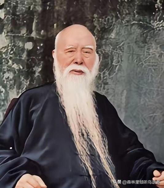 1949年的秋天，年近七十的于右任，独自伫立在重庆一处空荡宅院门前，邻里老人看着