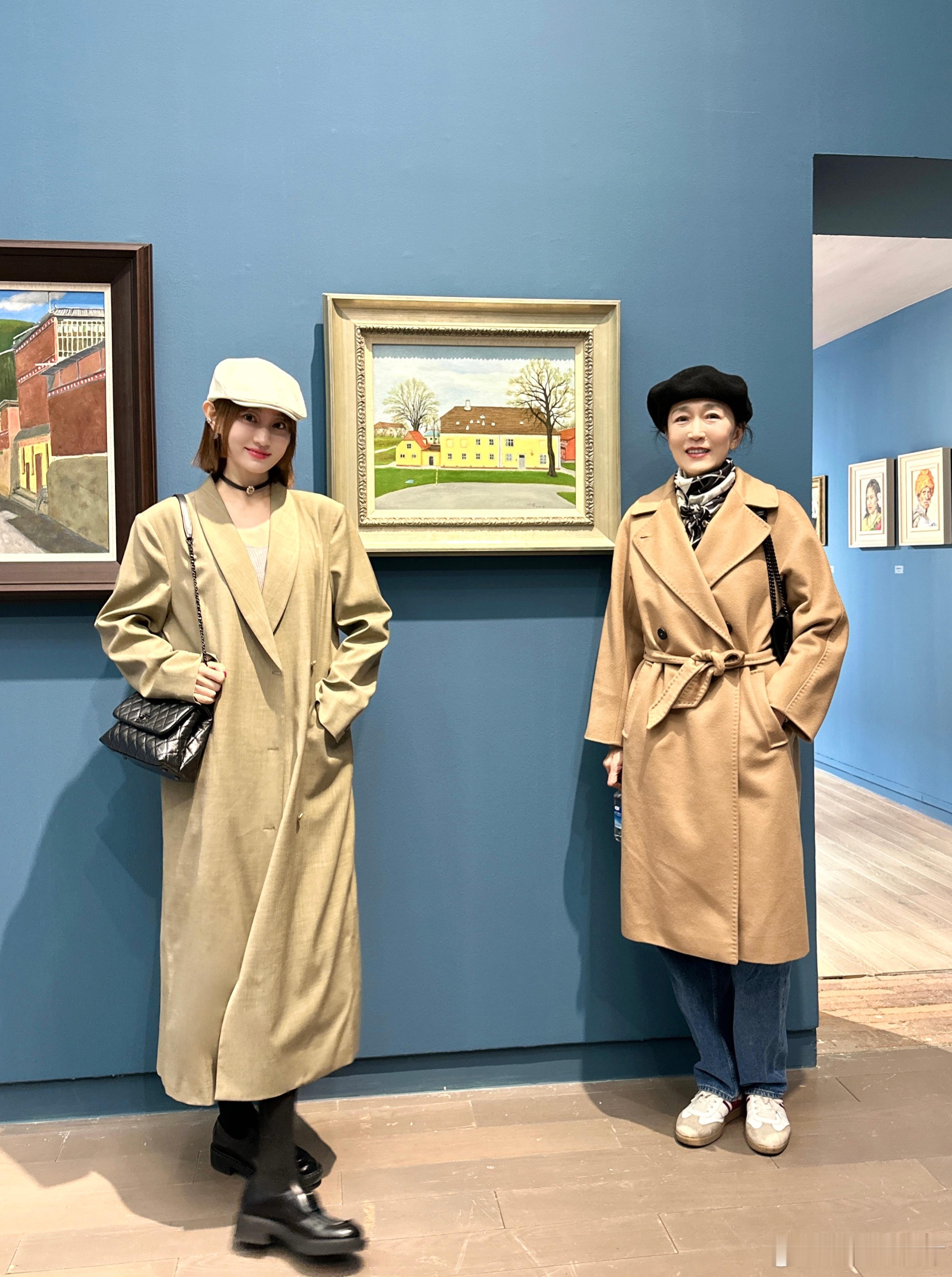 参加老妈的画展，棒棒哒🎉遇见杨飞云伯伯，想起给他当模特已经是10年前的事啦……
