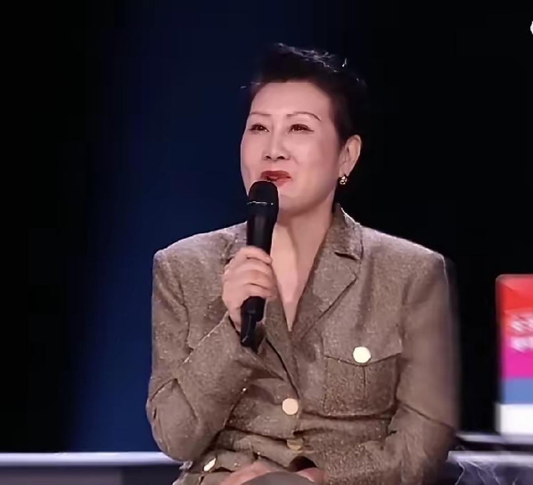 真想问一问，到底是谁请张凯丽去浪姐当评委的啊?怎么可以做到每一句点评都那么尴尬的