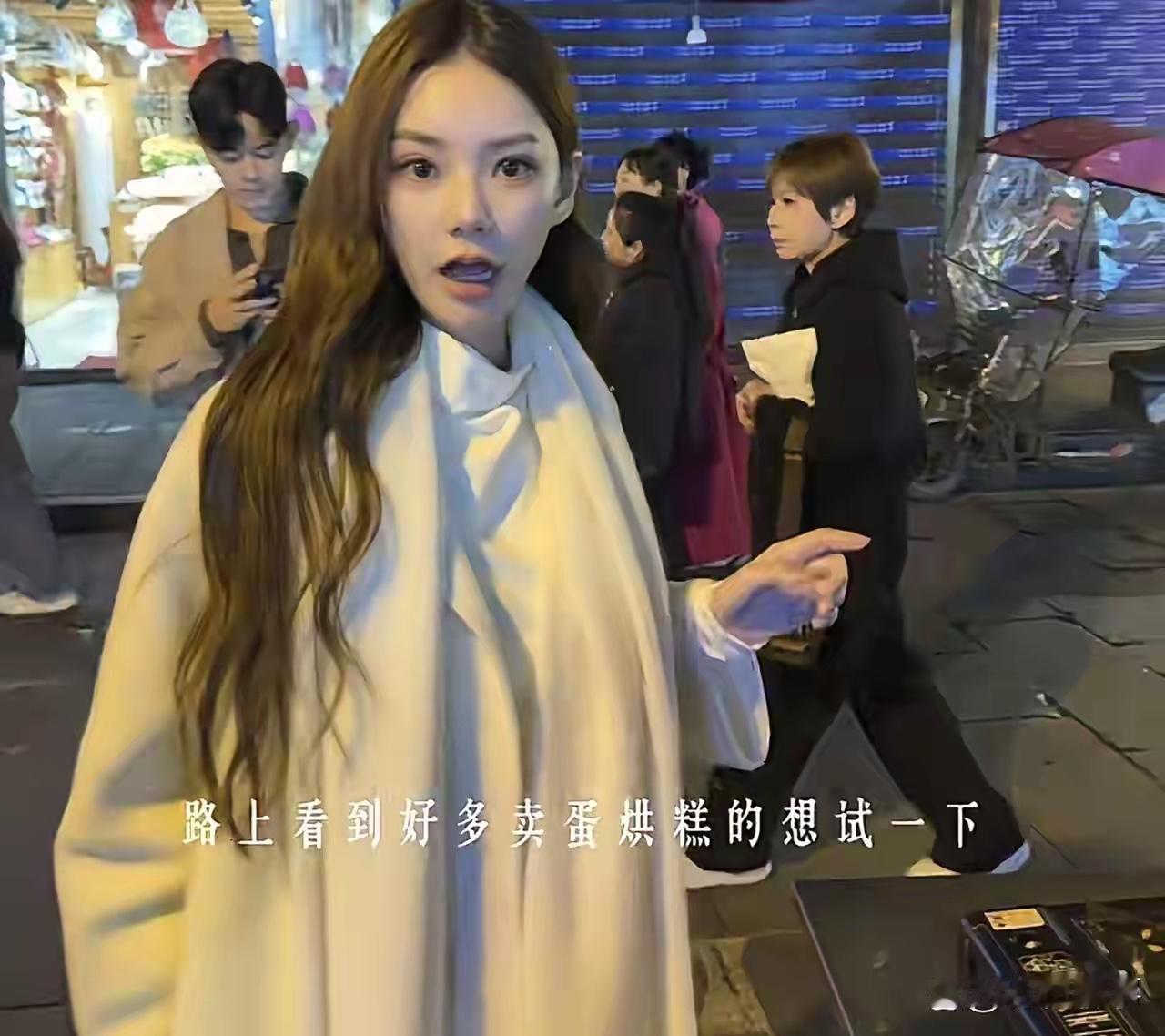 小梅的妈妈真的是太棒了，带孩子们去爬山，孩子们和小梅的家人相处得很好，真棒。孩子