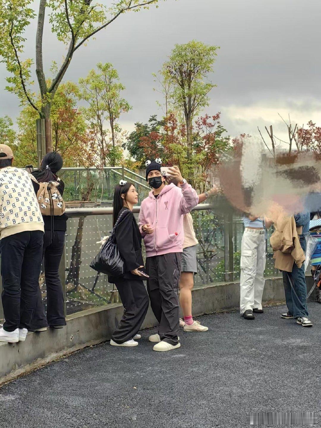 #成都偶遇王大陆带女友看大熊猫#王大陆带新女友去看大熊猫了，女友的身材很好啊，王