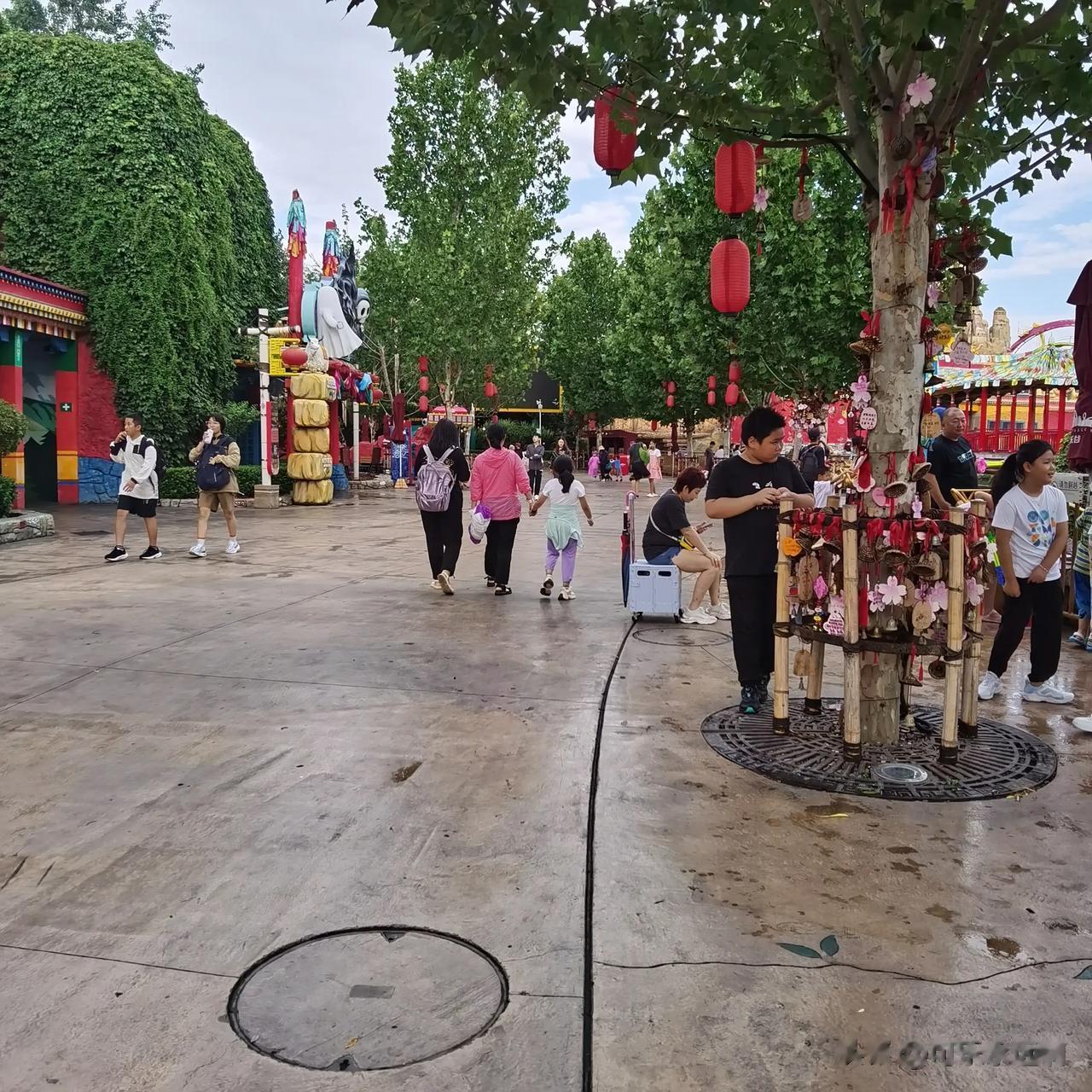  

电音狂欢即将启动，摇滚、说唱等各国风貌齐聚，国际知名乐队现场演出，为游客带