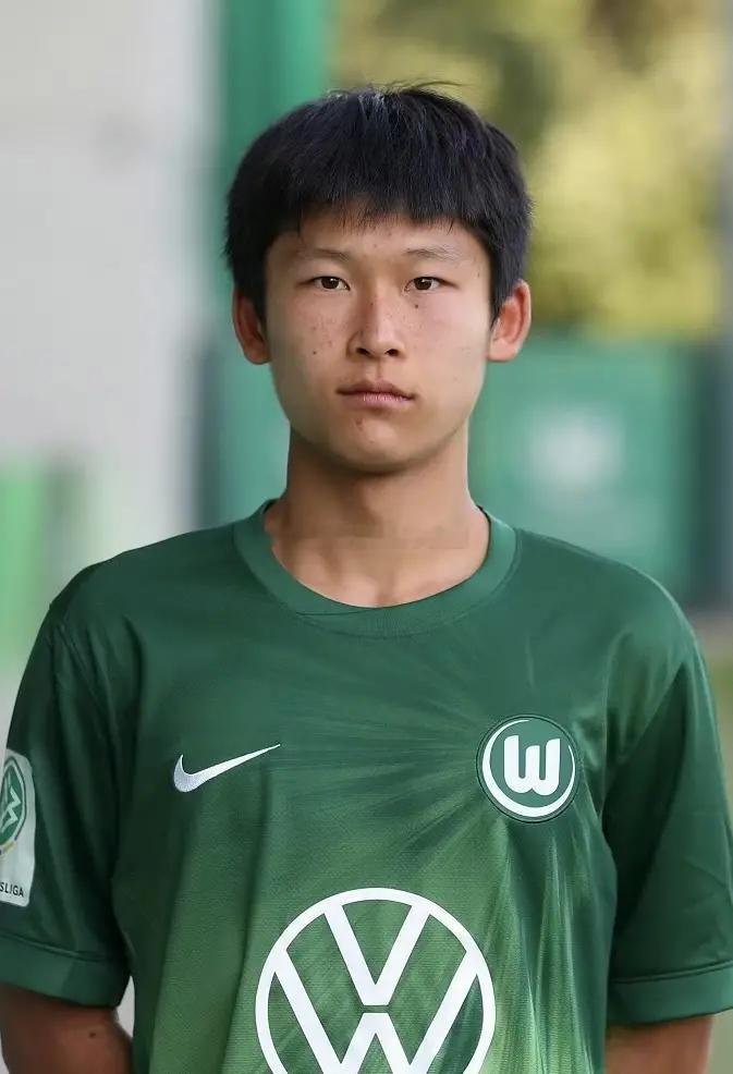 德国U17联赛 沃尔夫斯堡U17A队1-1战平哈勒舍尔U17A队 中国球员姜景祺