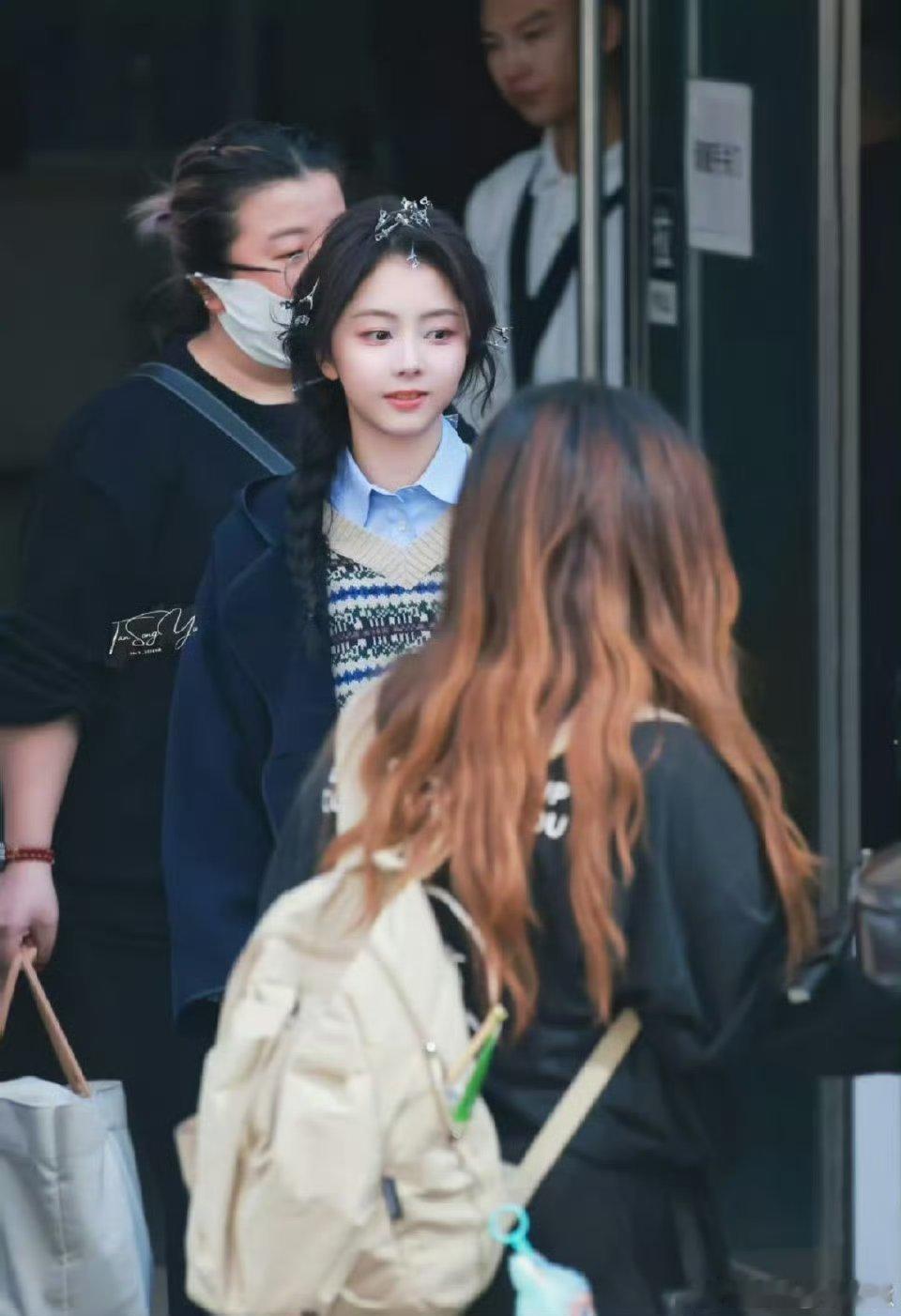 谭松韵hi6上班路透梦回女大时代～ 侧马尾麻花辫青春感爆棚，脸蛋软乎乎的超可爱