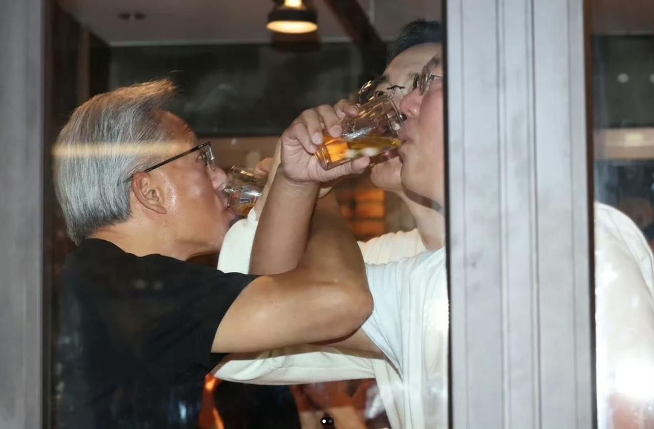 他说他困难时，扫过不少厕所。如今他公司市值万亿，还得和人喝交杯酒。
大丈夫能屈能