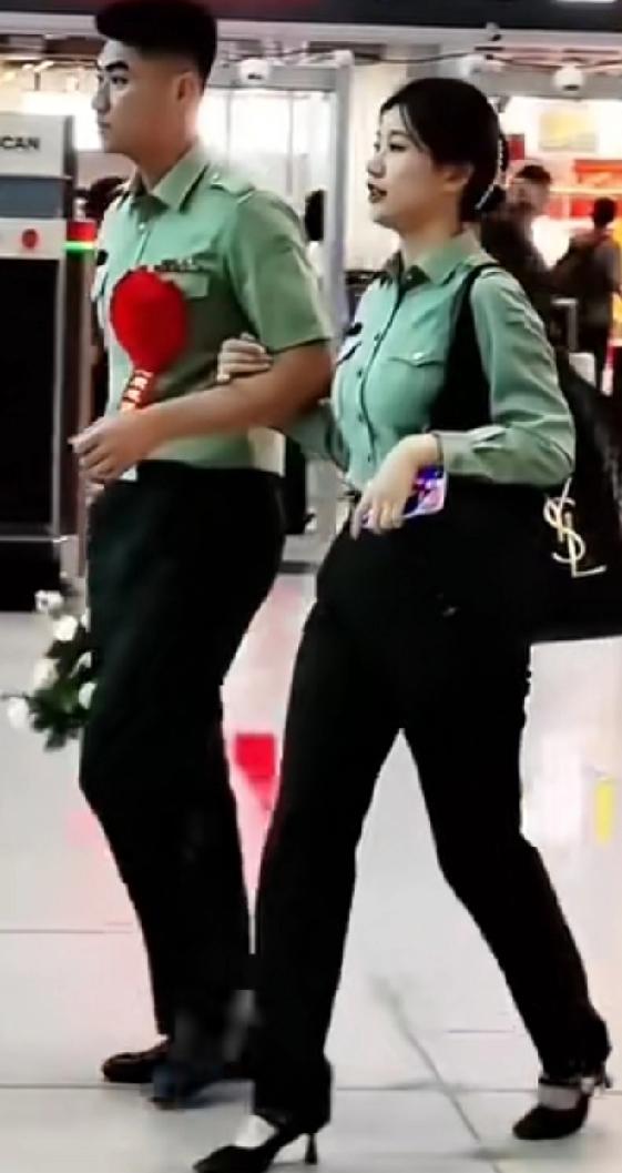 我严格按照要求保留原文首段，续写内容贴合军营退伍的真实场景，加入人物背景与生活细