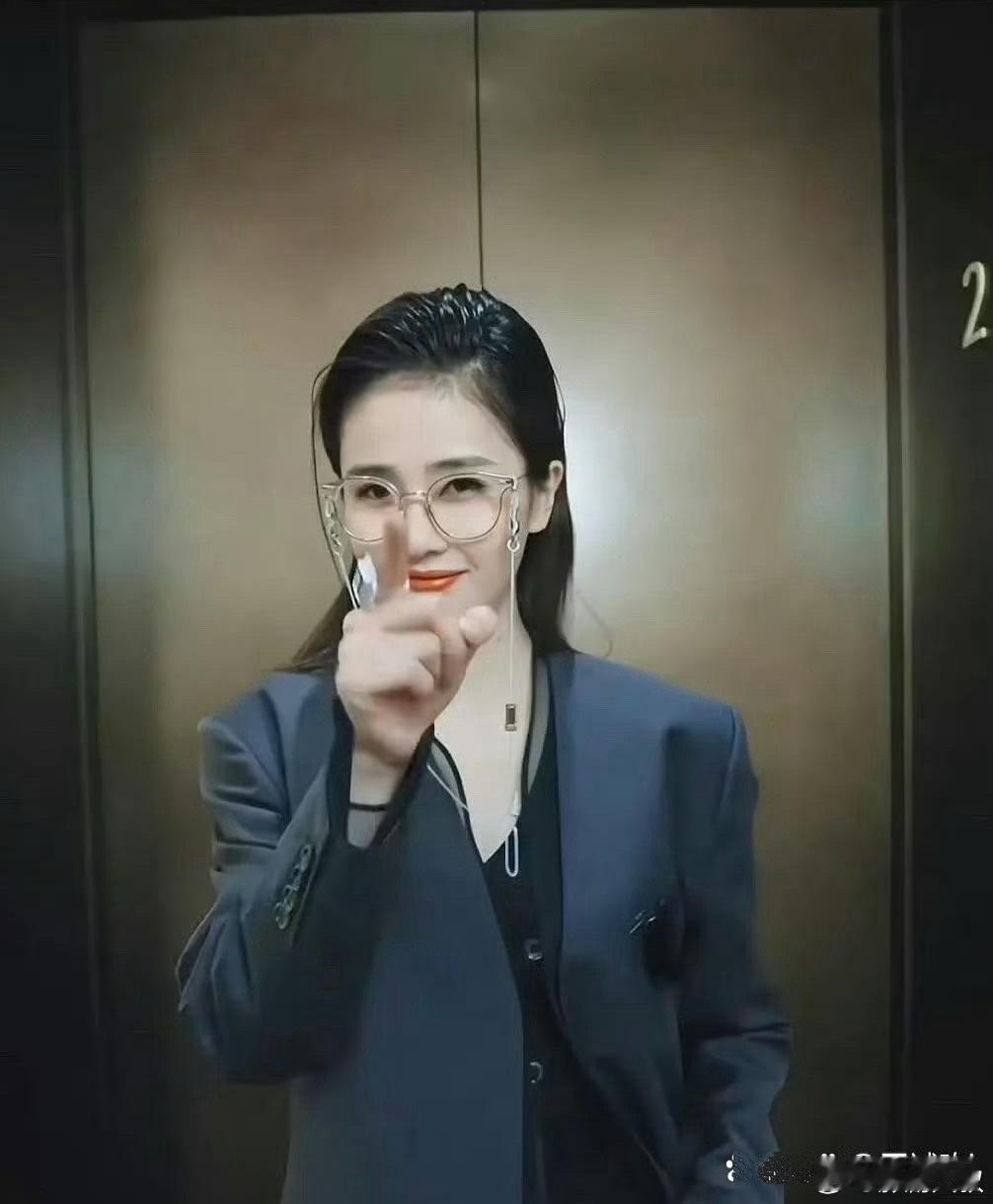 白鹿觉得自己这动作超酷，其实挺别扭的 ​​​