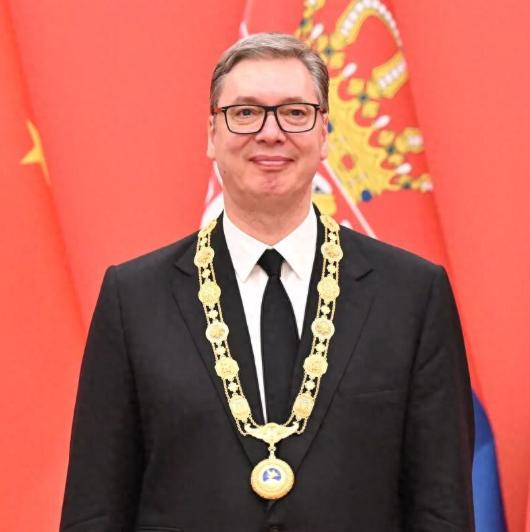 半生沉浮看透世事沧桑，武契奇一滴热泪道尽小国坚守与温情。

在北京人民大会堂庄重