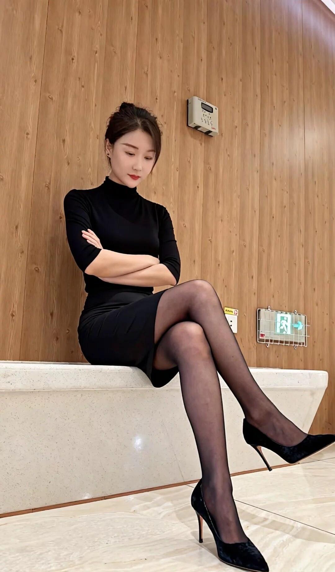 优雅黑裙，自信姿态，尽显职场魅力！
