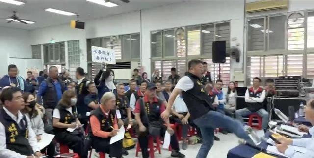 那天开会本来没请他，结果张峻带着一帮人就闯进来了。嚯，进门二话不说直接把桌子给掀