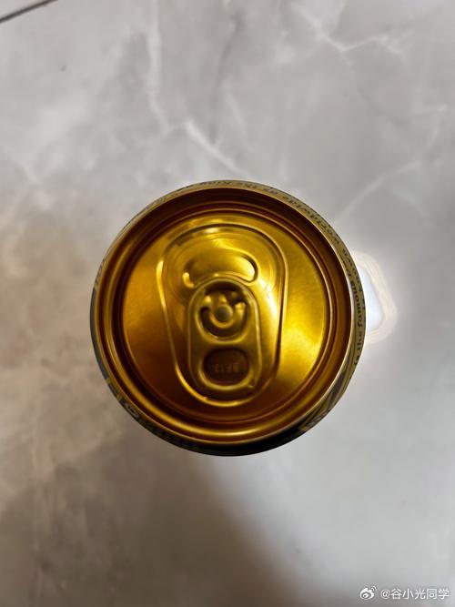 爱直接对嘴喝饮料的人天塌了饮用囗直裸露在外面，而且喝不完还没有瓶盖，易拉罐的存储