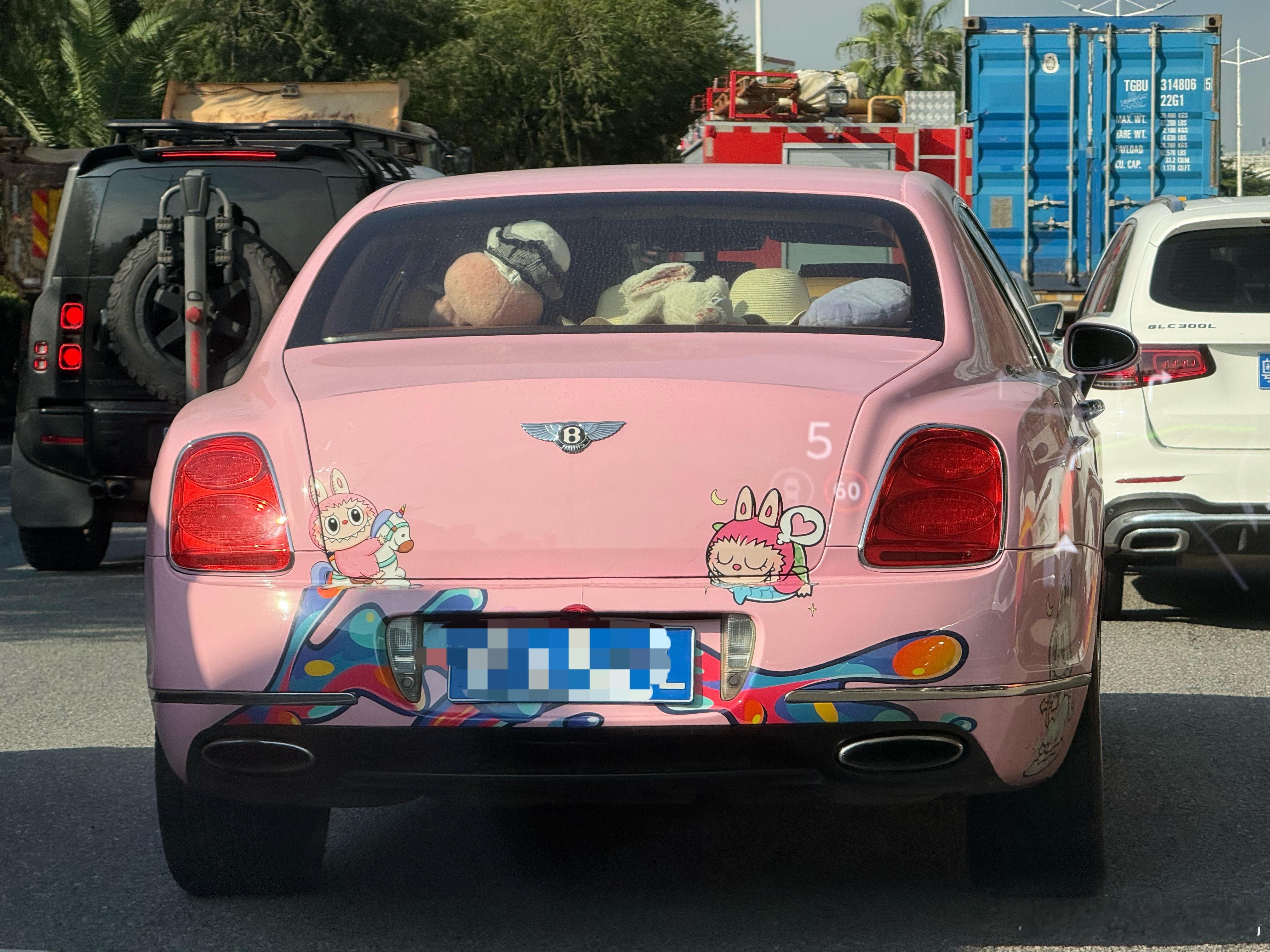 路上看到一辆痛车，本来没太在意，结果定睛一看居然是辆宾利，二次元消费能力太豪横了