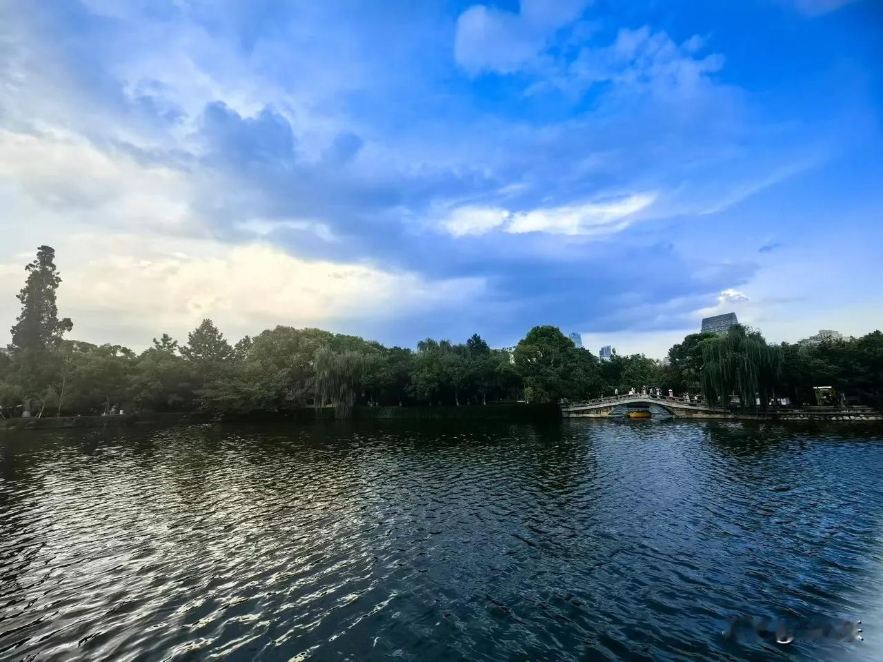 在翠湖，偶遇一场穿越百年的家国与情怀

前期来到昆明翠湖公园。这片镶嵌在昆明城心