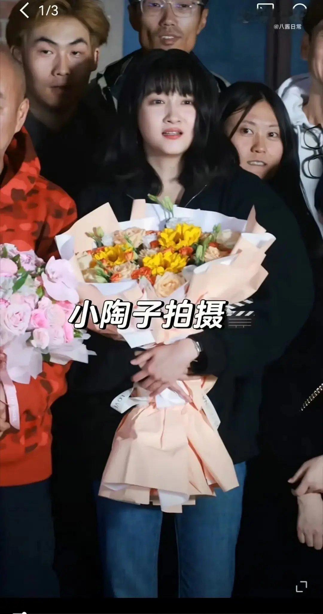 关晓彤才多大呀？怎么明显感觉肿肿的 ​​​