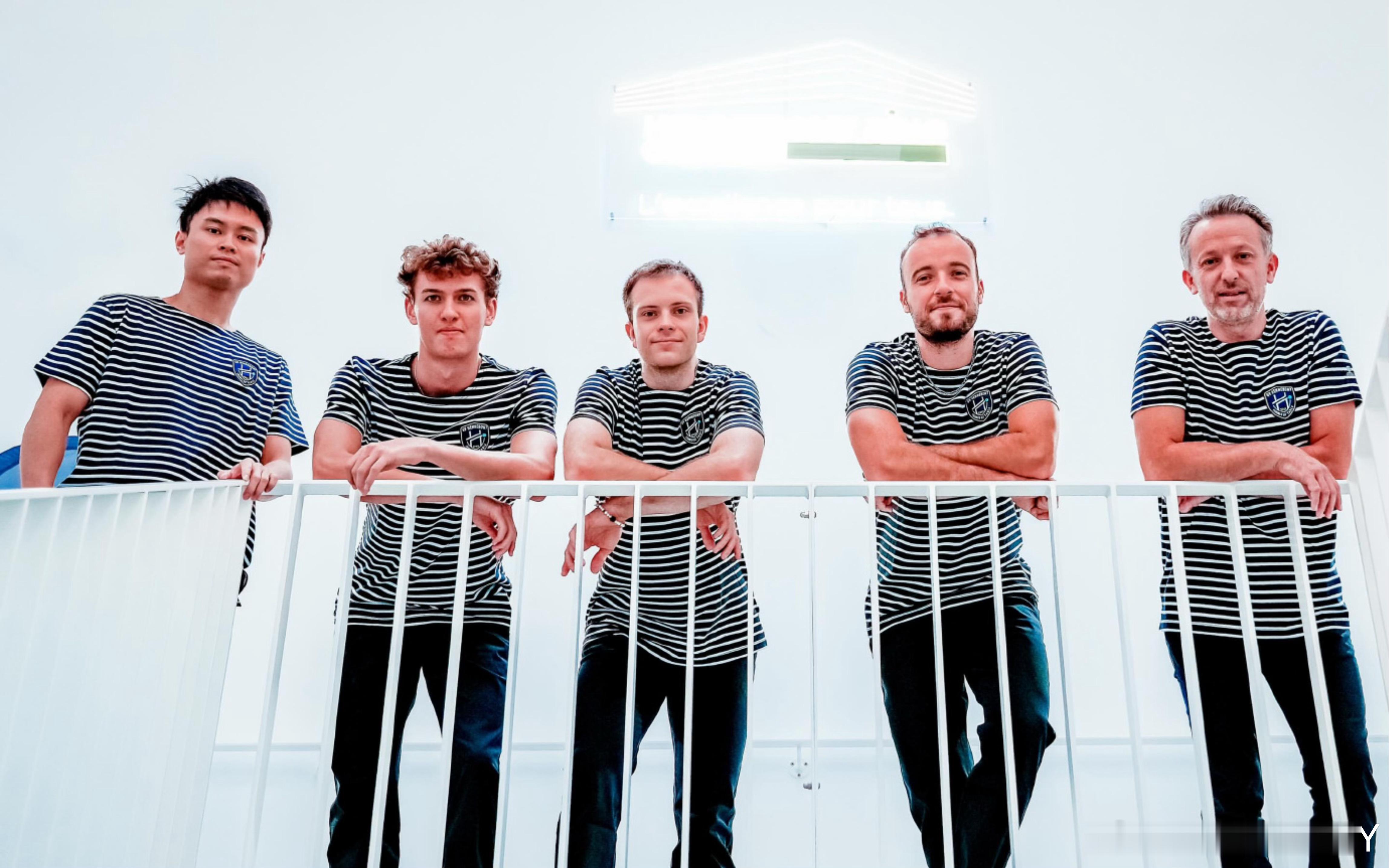 请欣赏周启豪/高茨等人为您演绎法兰西纯狱风海魂衫[笑cry] ​​​