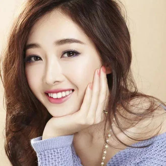 甜美微笑，温柔可人，散发迷人魅力。少女感笑容 少女感微笑女孩 美少女的微笑 元气