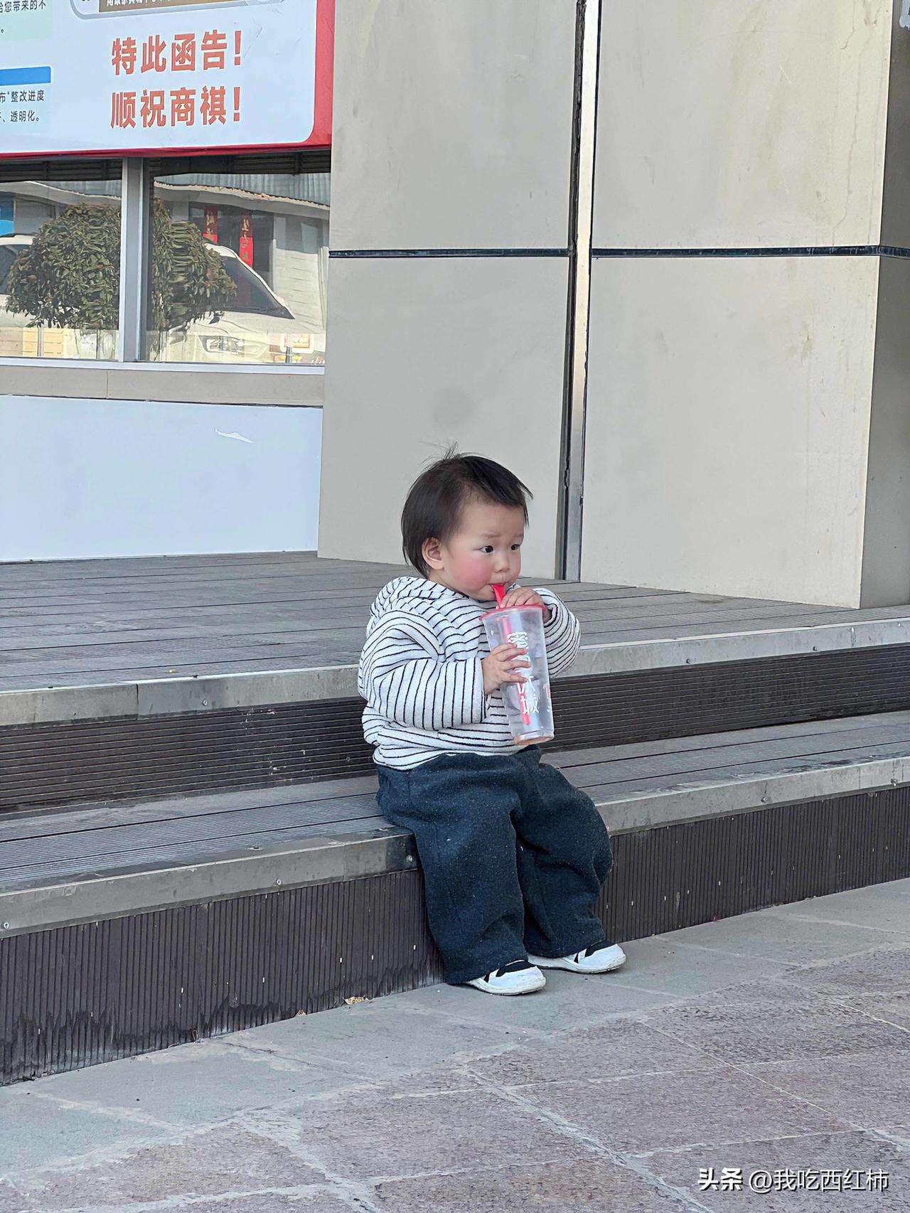 天呐，转个身就去垃圾桶里捡奶茶喝
是不是所有孩子对奶茶都没有抵抗力，我刚喝完丢在