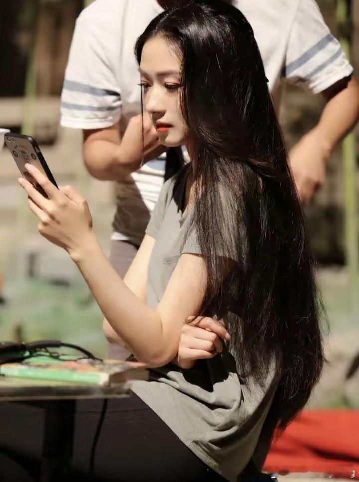 #万茜 姬圈天菜#太离谱了！万茜这么漂亮，老公是一名摄影师，女儿又可爱，幸福的一